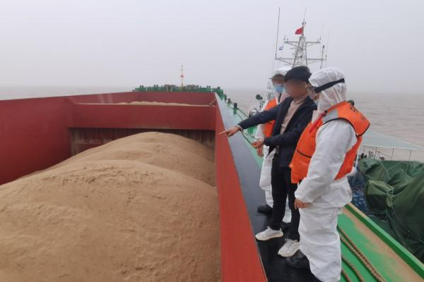 春节后非法海砂仍在进江 上海海警连扣14艘海砂船