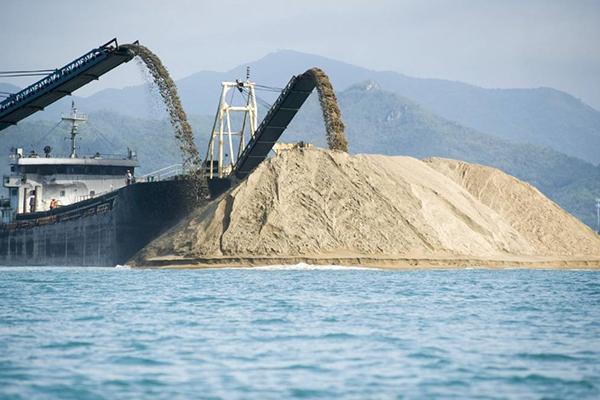 了一半,行政手续和材料大幅度减少,有效规范了海砂开采秩序和行业管理