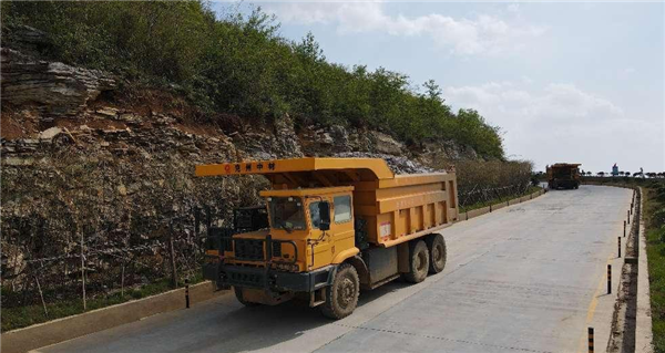 纯电动宽体车矿石运输道路为空载上坡，重载下坡.png