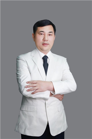 董事长近期商务照.jpeg