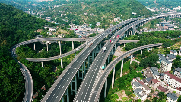 千庫網_高速公路上行駛的大貨車交通車流_攝影圖編號232450.jpg