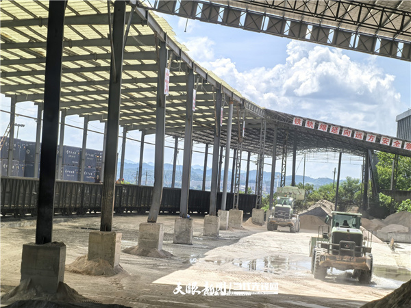 日運(yùn)3500噸砂石！貴州該地“公轉(zhuǎn)鐵”助力“黔石出山”