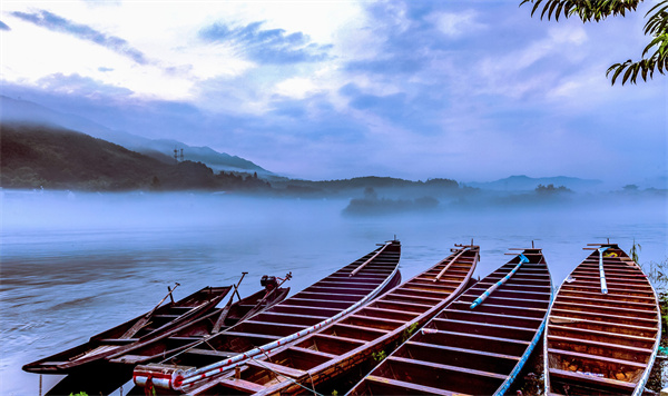 千库网_雨雾天气河道摄影图_摄影图编号122087.jpg